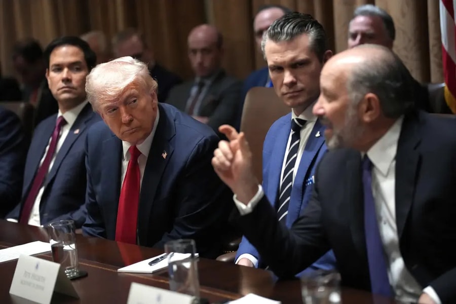 Hơn 250.000 người xếp hàng mua 'thẻ vàng' 5 triệu USD của Mỹ