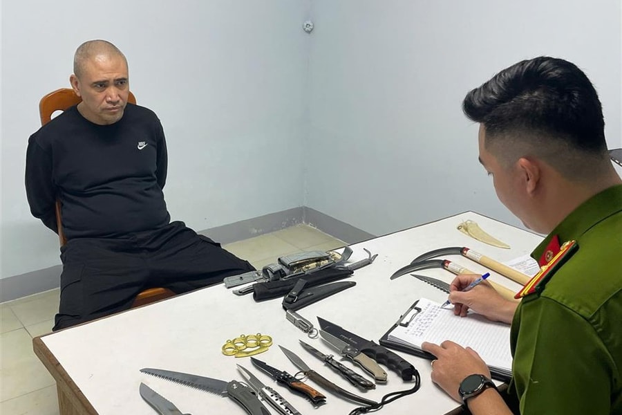 Bắt đối tượng truy nã đặc biệt nguy hiểm luôn mang theo 'hàng nóng'