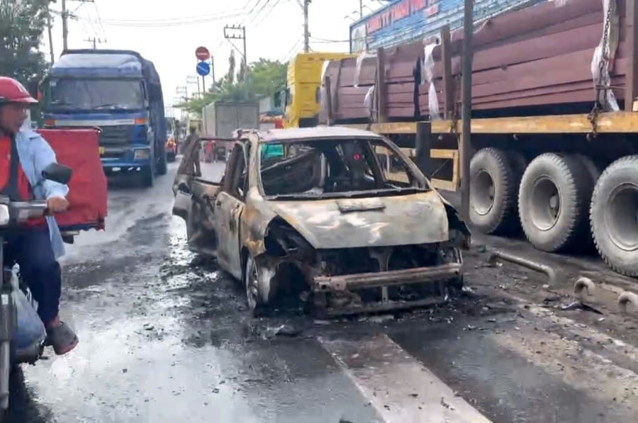TP HCM: Xe ô tô cháy trơ khung, giao thông ùn tắc hơn 5km