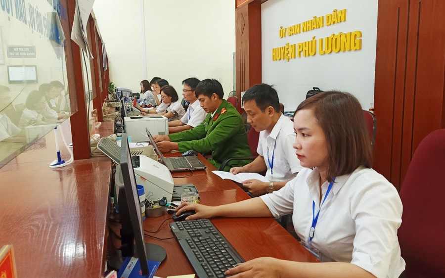 Ủy ban nhân dân cấp tỉnh được tổ chức không quá 14 sở, cấp huyện tối đa có 10 phòng