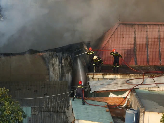 Nhà xưởng chứa đồ gia dụng ở TP. HCM bốc cháy ngùn ngụt