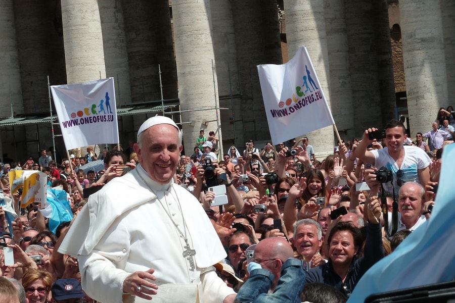 Từ giường bệnh, Giáo hoàng Francis kêu gọi hòa bình thế giới