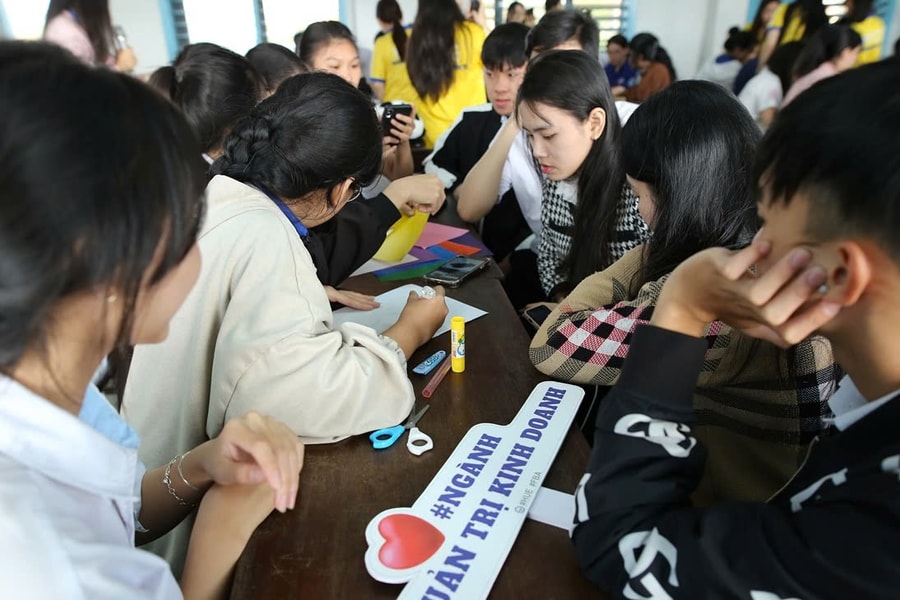 Huế: Hơn 1.300 học sinh THPT tìm hiểu thực tế về môi trường đại học và định hướng nghề nghiệp tương lai.