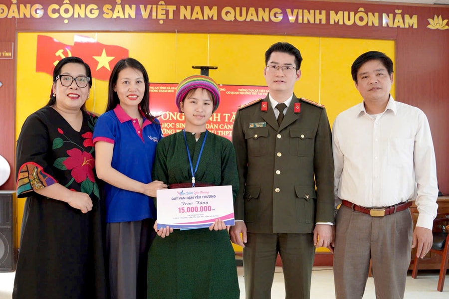 Cơ quan Thường trú Thông tấn xã Việt Nam tại Hà Giang trao quà cho học sinh có hoàn cảnh khó khăn