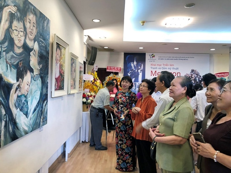 Triển lãm 'Mẹ và con' tôn vinh người mẹ và tình mẫu tử