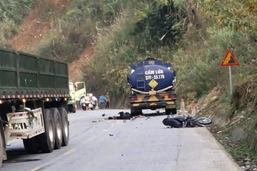 Nghệ An: Xe máy va chạm xe bồn, 2 thanh niên tử vong tại chỗ