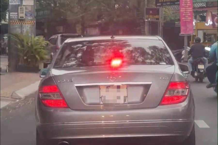 TP HCM: Công an vào cuộc vụ xe Mercedes bật đèn giống xe ưu tiên
