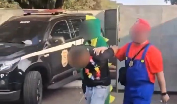 Cảnh sát Brazil hóa trang để đối phó với tội phạm trong lễ hội Carnival