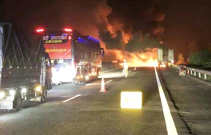 Cháy xe đầu kéo trên cao tốc Đà Nẵng - Quảng Ngãi
