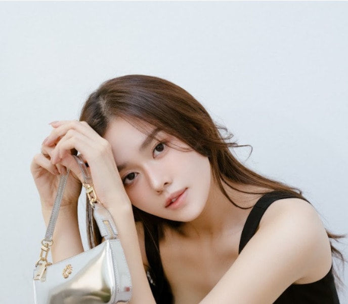 Xuân Hè 2025: Tường San diện tông đen, khoe mẫu túi mới của MAJE