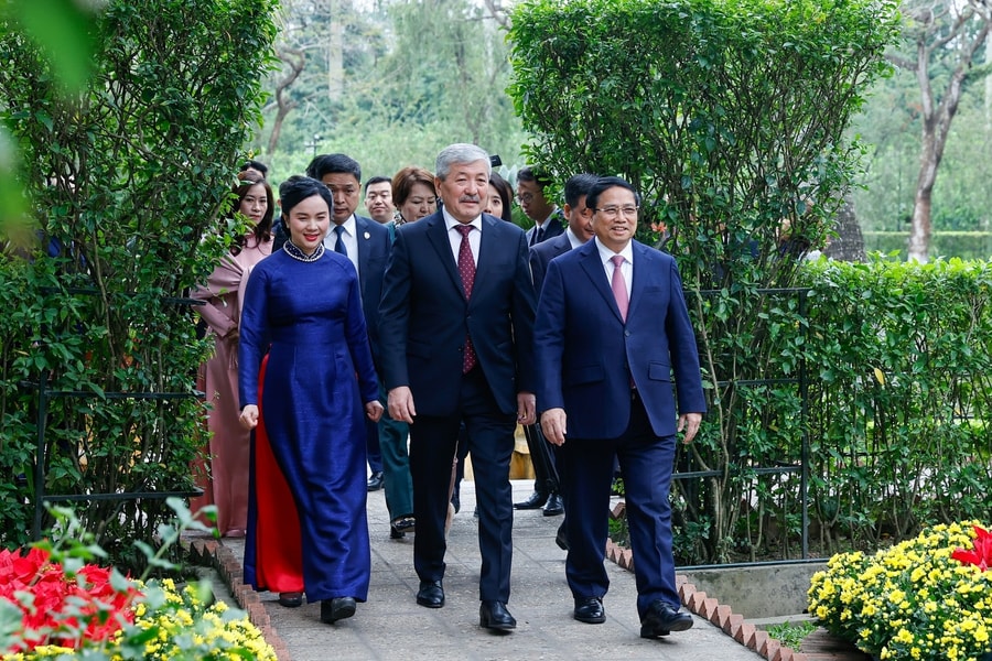 Thủ tướng Phạm Minh Chính và Thủ tướng Kyrgzystan thăm Nhà sàn Bác Hồ