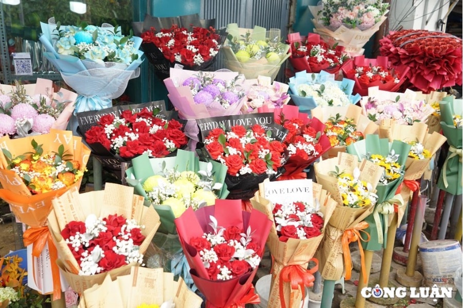 Thị trường hoa tươi Hà Nội sôi động dịp 8/3