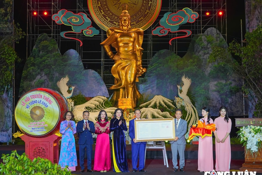 Hải Phòng đón nhận Bảo vật quốc gia “Bộ kim phẩm Đền Nghè” và khai mạc Lễ hội truyền thống Nữ tướng Lê Chân năm 2025