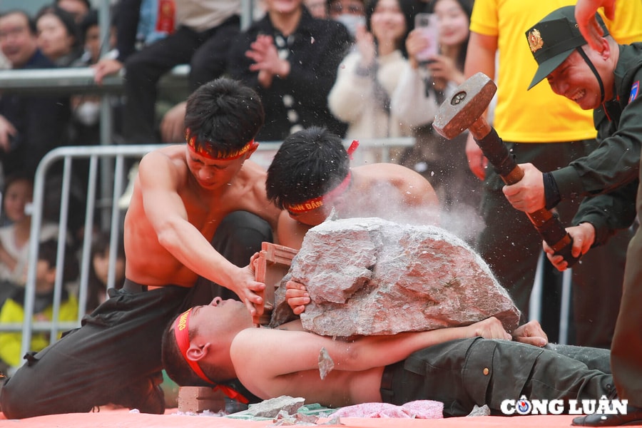 Cận cảnh Công an 'mình đồng, da sắt' trình diễn 'đao thương bất nhập'