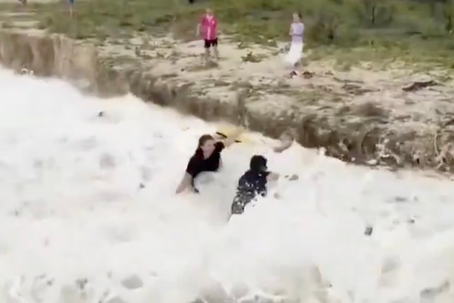 Hàng trăm nghìn người Úc mất điện khi bão nhiệt đới Alfred đổ bộ