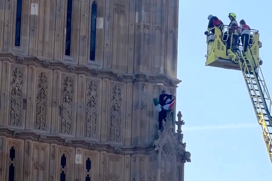 Người cầm cờ Palestine leo lên tháp Big Ben ở London bị bắt giữ