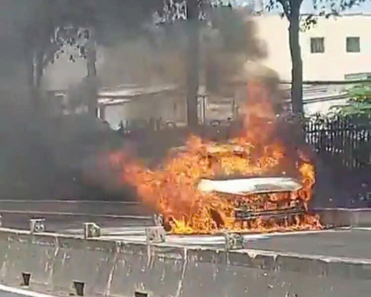 Ô tô cháy trơ khung trên đường phố TP HCM