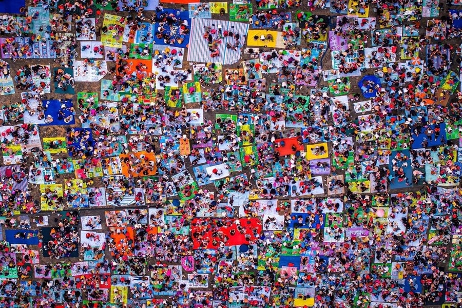 Bức ảnh hàng nghìn người cắm trại dưới chân núi Bà Đen được truyền thông quốc tế chia sẻ