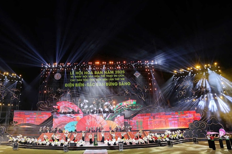 Hàng ngàn du khách tham dự lễ hội Hoa Ban 2025