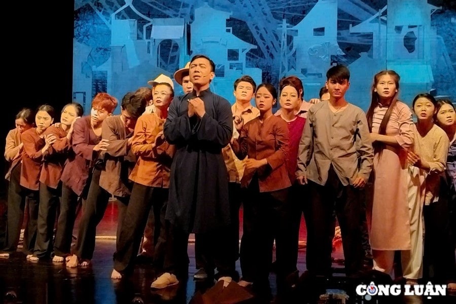 Công diễn vở nhạc kịch 'Lửa từ Đất'