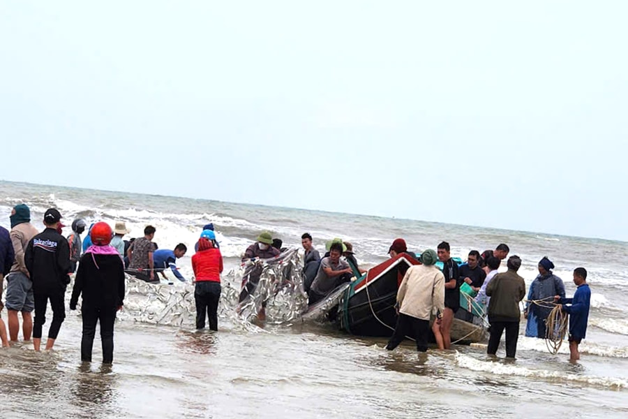 Sóng lớn đánh chìm 3 thuyền cá tại Hà Tĩnh, 6 ngư dân may mắn được cứu sống