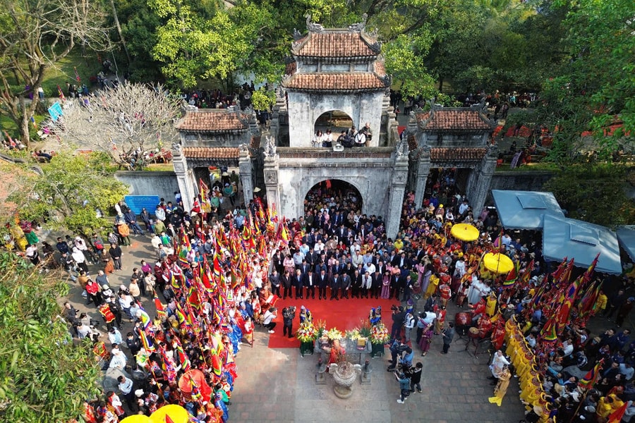 Đông đảo người dân tham dự Lễ hội Đền Bà Triệu năm 2025