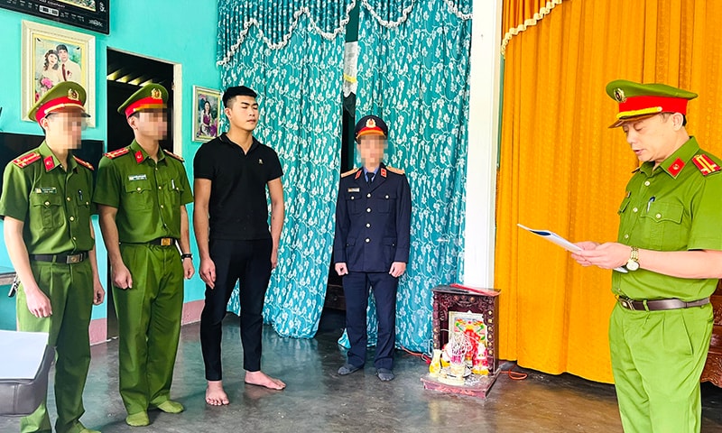 Bắt tạm giam nhân viên giao hàng thu tiền của khách để tiêu xài cá nhân