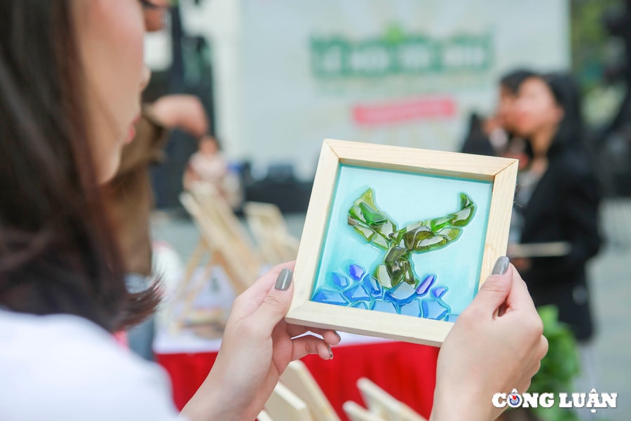 Tái chế thủy tinh thành tranh nghệ thuật, góp phần bảo vệ môi trường