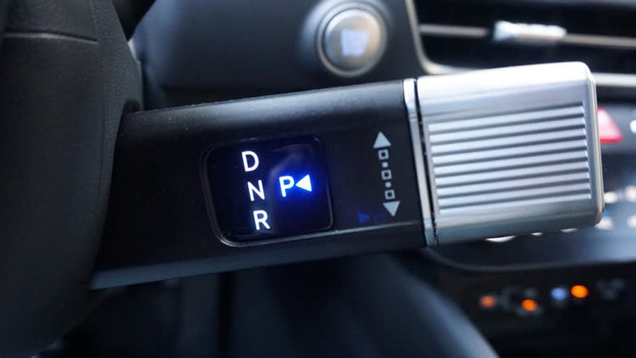 Những chiếc cần số hình thù kỳ lạ khiến các tài xế 'bực mình'