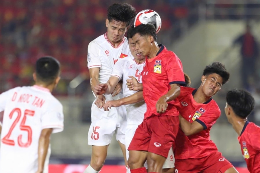 Sốt vé trận Việt Nam – Lào: Người hâm mộ đổ xô săn vé 'chợ đen'