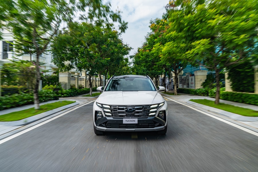 Xe gầm cao cỡ C tách tốp trong cuộc đua doanh số