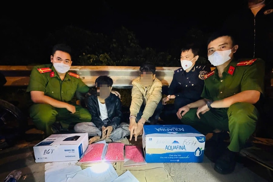 Bắt quả tang 2 đối tượng vận chuyển thuê 30.000 viên ma túy tổng hợp