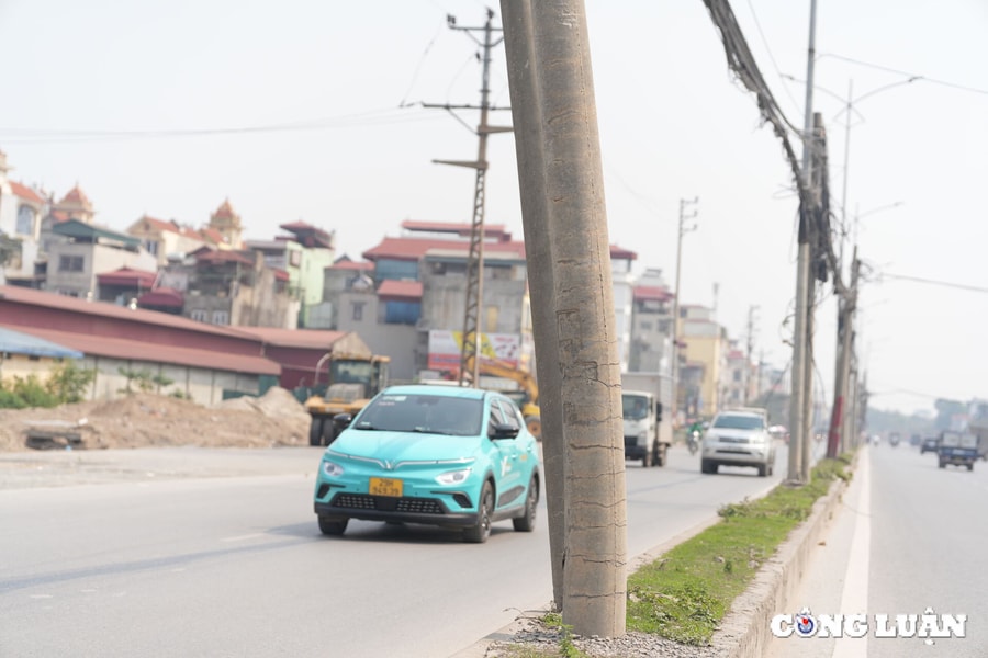 Nguy hiểm rình rập từ những cột điện xiêu vẹo ở Thủ đô