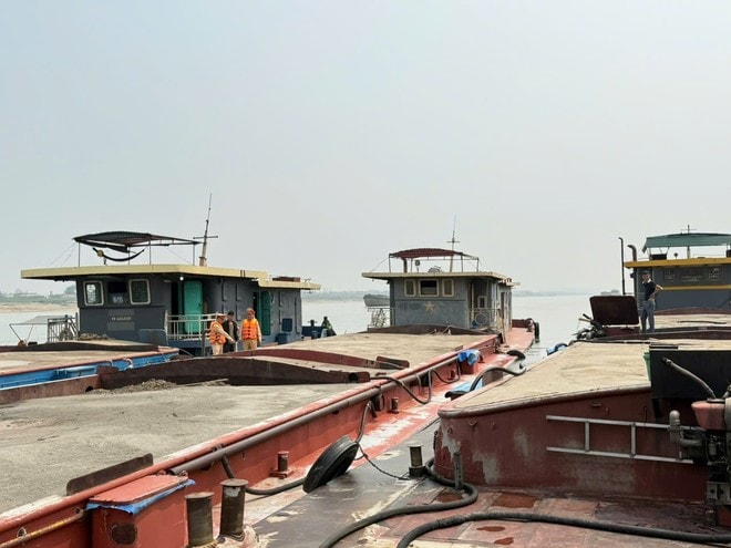 Hà Nội: Tạm giữ 3 phương tiện thủy vận chuyển cát không hóa đơn, chứng từ