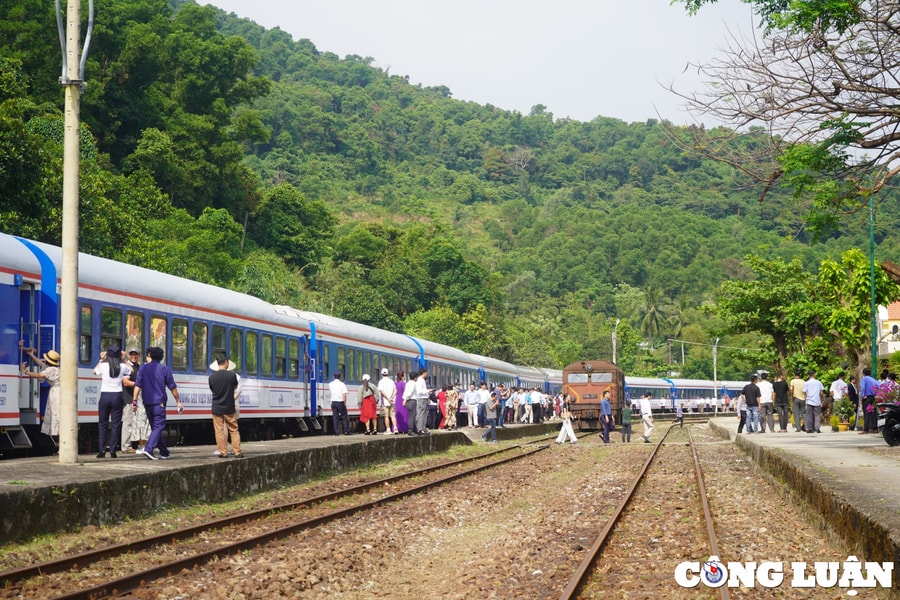 Đường sắt mở bán vé tàu khách dịp hè 2025 phục vụ người dân đi lại