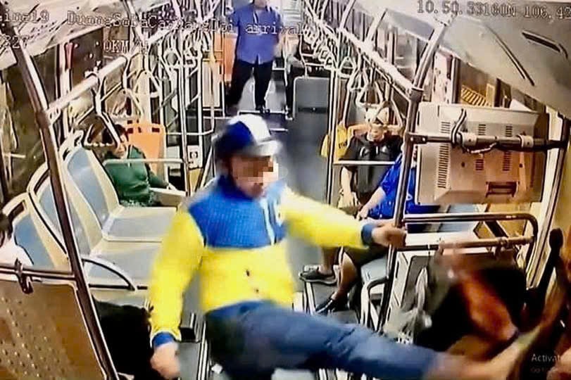 Bắt người đàn ông mặc đồ xe ôm công nghệ đánh tài xế xe buýt