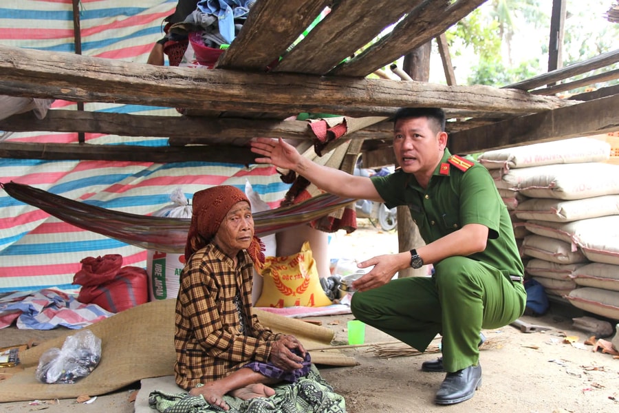 Gia Lai: Chủ tịch xã ký nợ vật liệu, Trưởng Công an xã bỏ tiền túi xây nhà cho dân nghèo