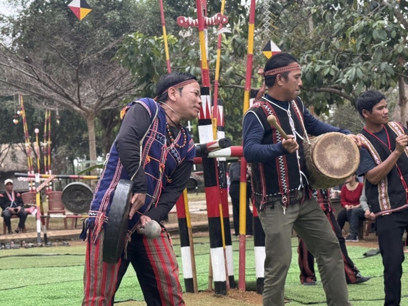 Trình diễn dân ca dân vũ Tây Nguyên 'Em là hoa Pơ lang' tại Làng Văn hóa
