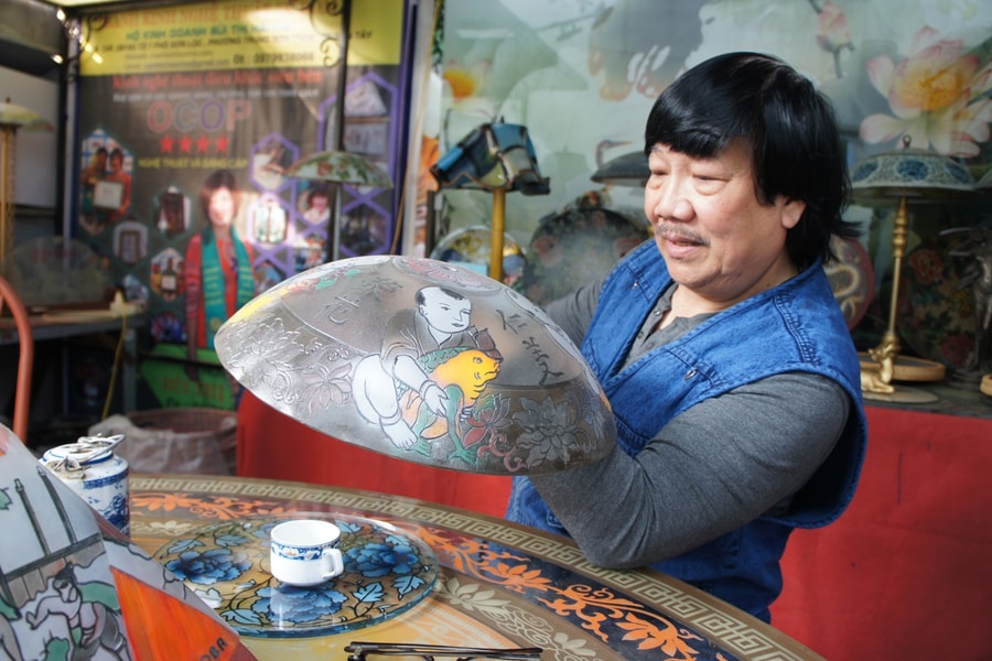 Nhận diện tranh kính nghệ thuật của người Việt