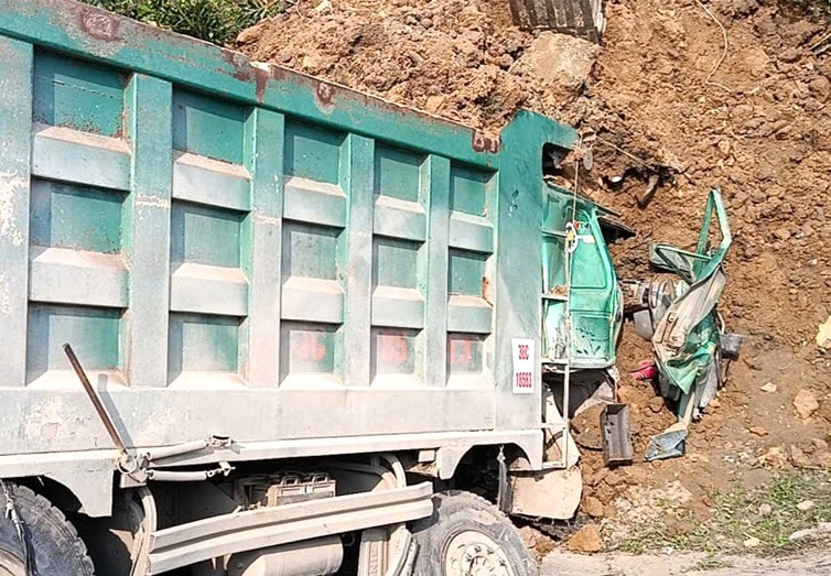 Xe ben đâm vào vách đất sau va chạm, tài xế tử vong tại chỗ