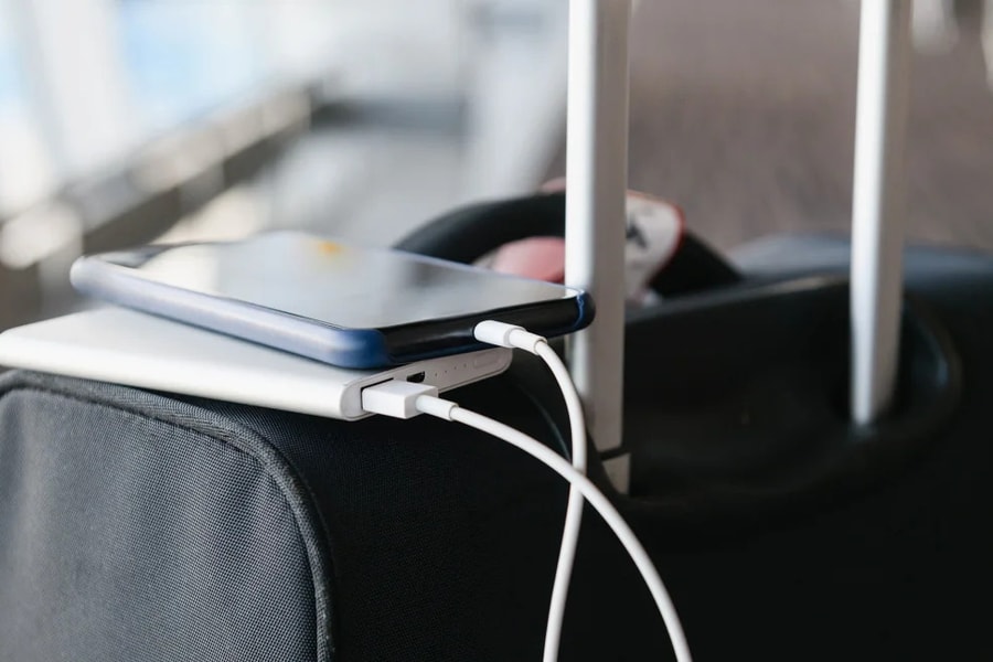 Ngày càng nhiều hãng hàng không cấm mang sạc dự phòng lên máy bay