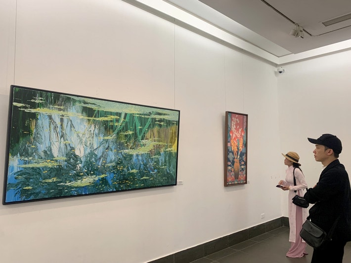 Triển lãm 'Xuôi dòng sông Thu 2025' gây quỹ xây nhà cho người nghèo