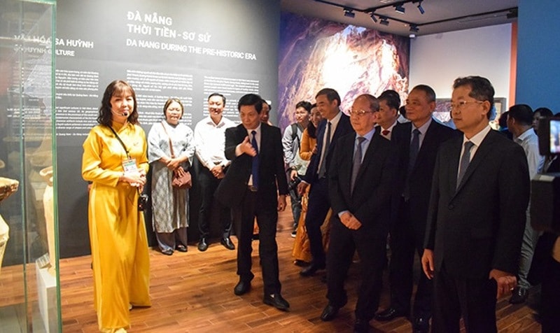 Bảo tàng Đà Nẵng đưa rô bốt thông minh phục vụ khách tham quan