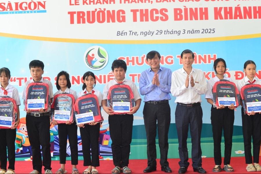 Báo Sài Gòn Giải Phóng trao học bổng và bàn giao công trình trường học hơn 6 tỷ đồng tại Bến Tre