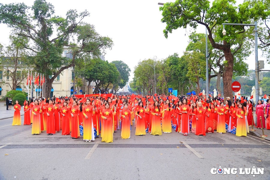 Hơn 1.000 phụ nữ Hà Nội diễu hành áo dài và xếp hình bản đồ Việt Nam