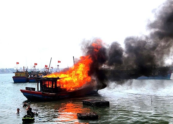 Tàu cá bốc cháy dữ dội trên sông Nhật Lệ, thiệt hại ước tính 1,2 tỷ đồng