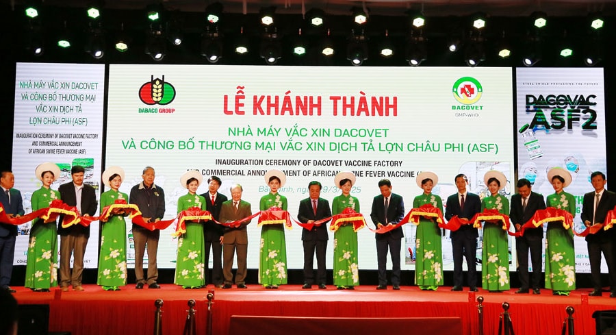 Phó Chủ tịch Quốc hội Lê Minh Hoan cắt băng khánh thành Nhà máy vaccine DACOVET tại Bắc Ninh