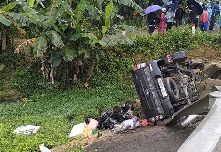 Hà Tĩnh: Va chạm giữa ô tô bán tải và xe máy trên QL8, 3 người thương vong