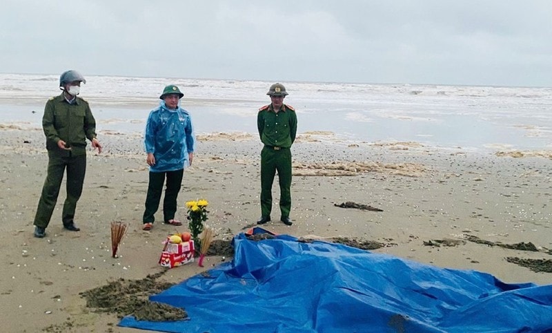 Phát hiện 2 thi thể ngư dân vụ chìm tàu Nghệ An trôi dạt vào bờ biển Hà Tĩnh