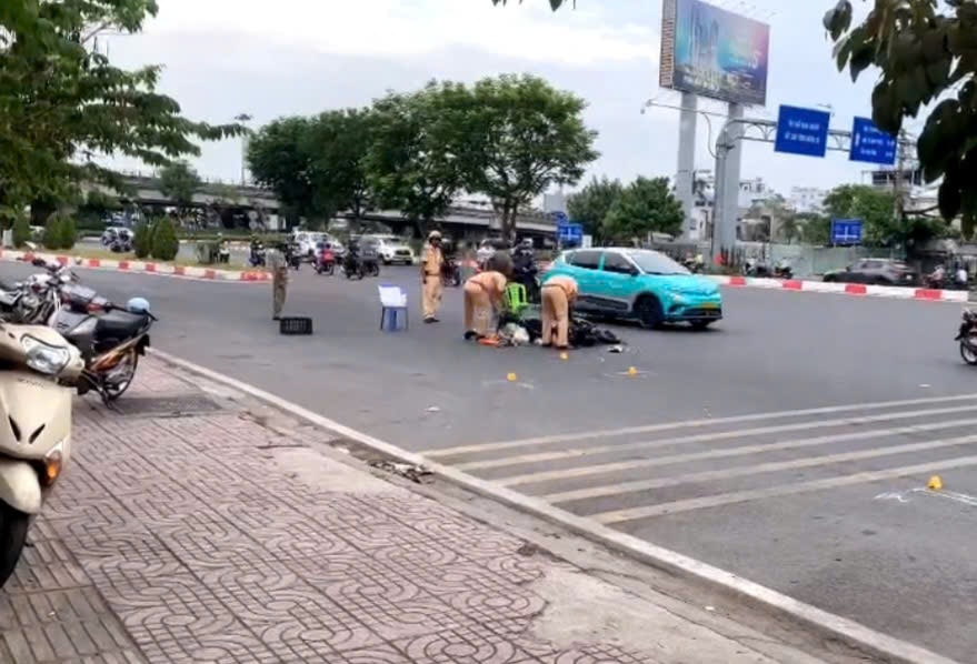 Xe bồn va chạm với xe máy, 2 người nguy kịch